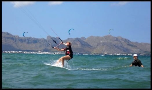 Wasserstart mit Alena kitekurs anfänger Mallorca kiten lernen in April