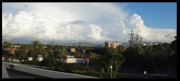 Wolkenbildung über der Serra de Tramuntana im März