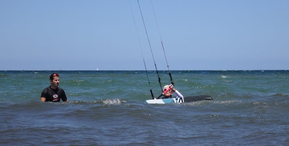 kitesurfen-lernen Mädchen üben waterstart-kitesurfing -unterricht-vietnam