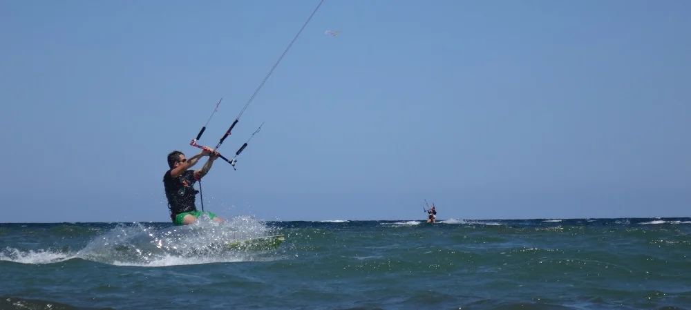 vung-Tau Alfred und Guido lernen-kitesurfen-mit-kitesurf-unterricht-Vietnam
