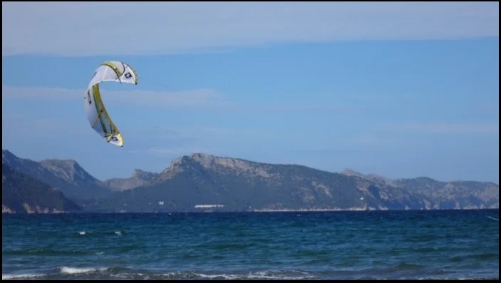 3 mallorca kiteschool clinics kite relaunchs and flies kite course in July in Mallorca