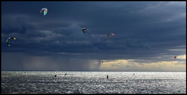 kitesurfing in electric storms it is not acceptable kitesurfing mallorca kite course in April