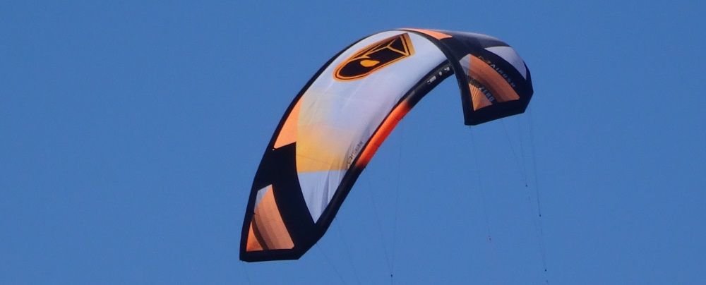 1 Airush strutless 18 mts kite Mallorca kiteschool on the rescue