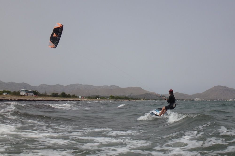 1 Katy neu mitgleiderin vereinkiteklub aprende a navegar kitesurfen mallorca