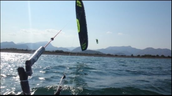 1 kitesurfen mallorca SONIC FR 18 hinten der kitebar Mallorca kiteschule