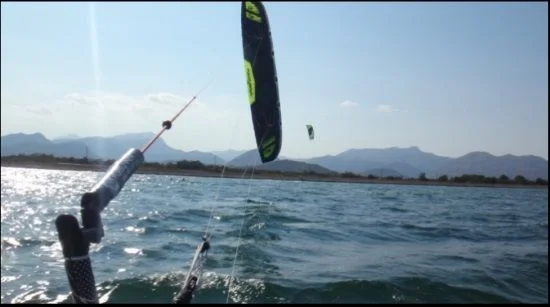 1 kitesurfen mallorca SONIC FR 18 hinten der kitebar Mallorca kiteschule