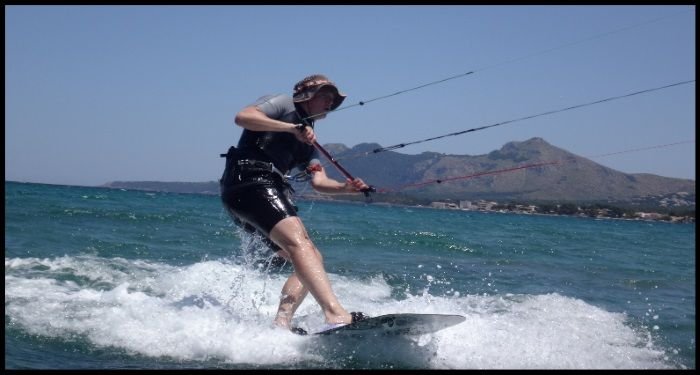 10 Mallorca kitesurfen Patrick deutsche junge kiten lernen mit www mallorcakiteschool com