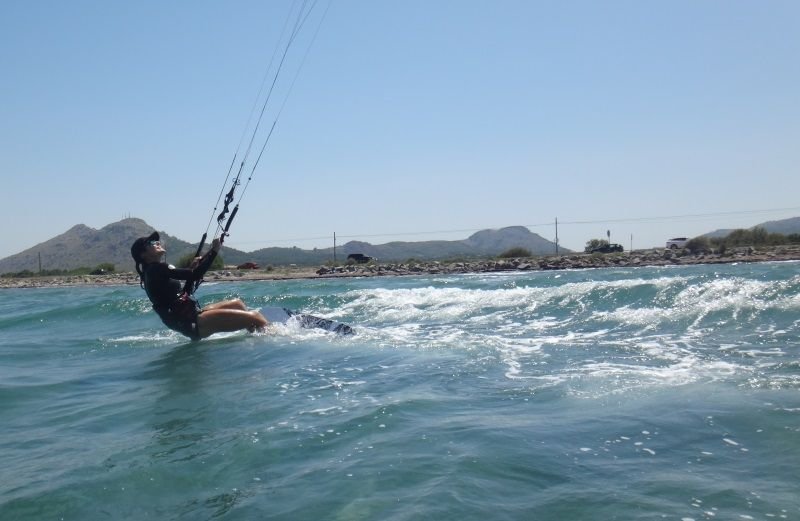 12-jetzt auf der anderen Seite des Wind-Fenster-Kite-Kurses im Juni in Alcudia