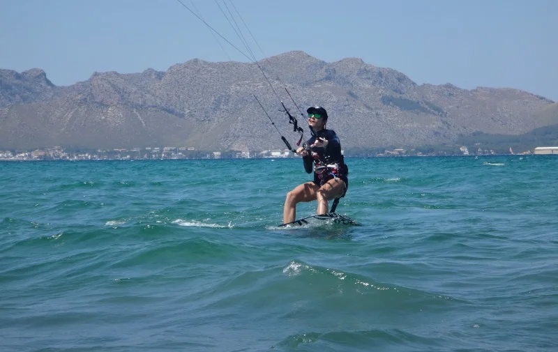 18 pierna delantera estirada y navegando contra el viento en junio