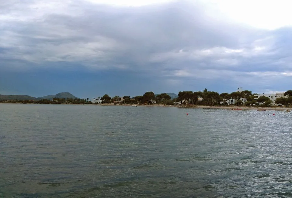 2 Kitesurfkurs mallorca Wolken immer dunkler Winddreher nach Northwest