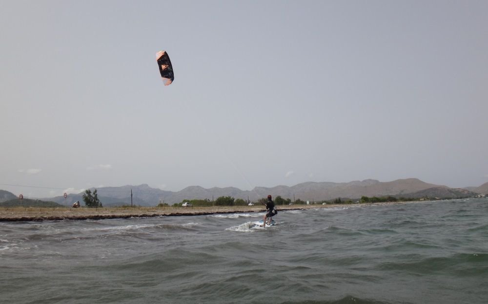 2 anfänger kitekurs auf dem kiteboard steht und reiten mallorca kitekurse Mai