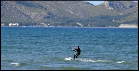 2 auf dem Kiteboard Borja Mallorca Kiteschule