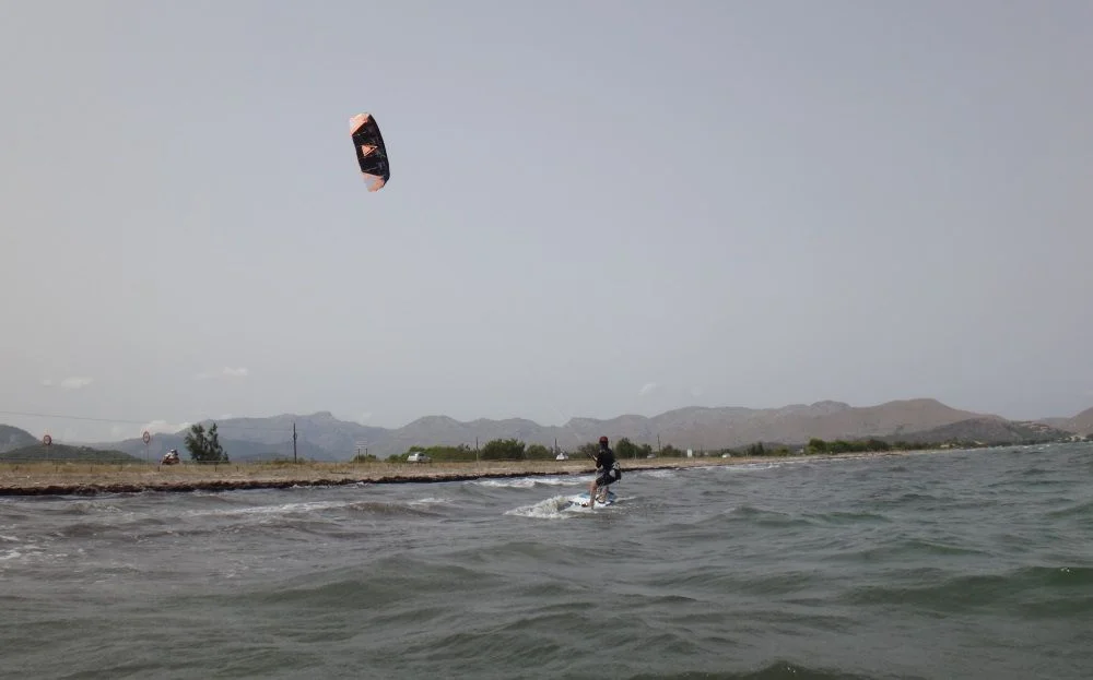 2 beginner kite lessons on the kiteboard and riding majorca kite courses in May