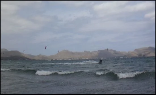 2 bereit, den Rand zu kleben und kite en mallorca hinaufzugehen