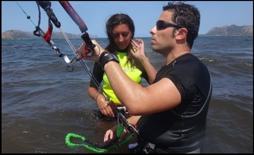 2 monitor y alumna curso de kite en mallorca en Junio