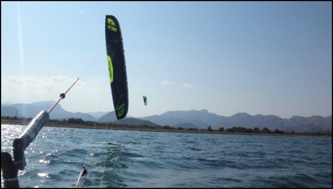 20 Flysurfer Sonic 18 meter hinter der Bar Kitesurfen Mallorca Sommer