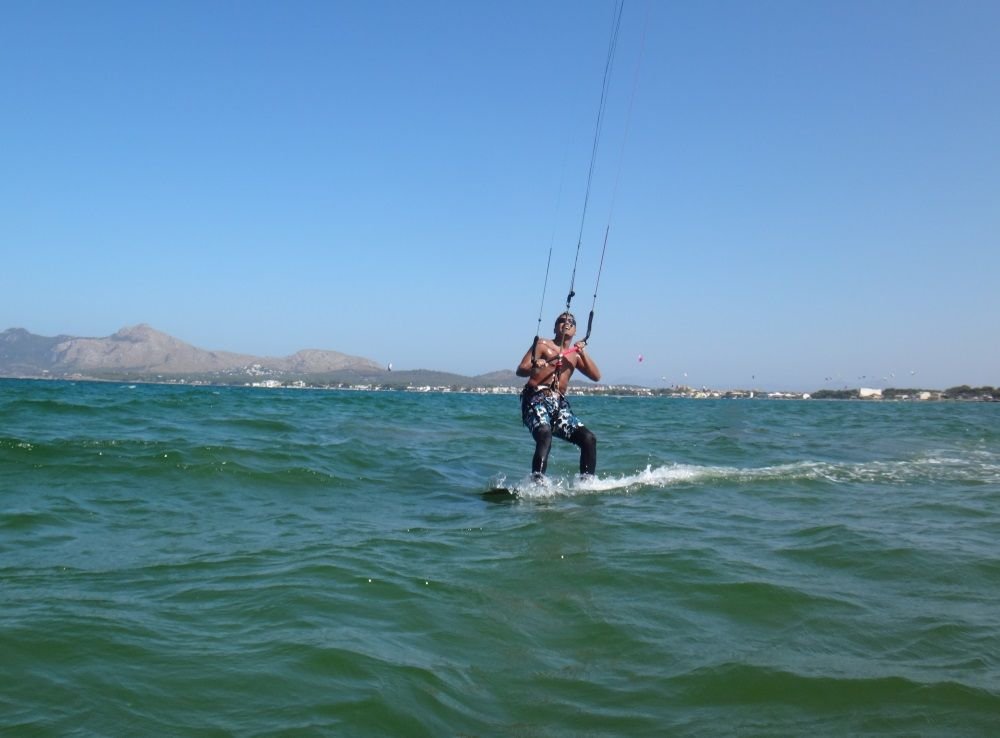 21 Oh there is the teacher with his camera let me surprise him kitesurfing school mallorca