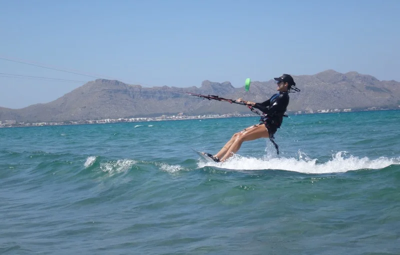 15 escuela de kitesurf en Palma Maria clases de kitesurf Mallorca en agosto