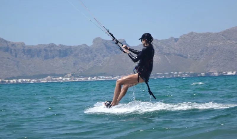 16 clases de kitesurf en Mallorca aprende a hacer kitesurf con Asociacion aprende a navegar en Agosto