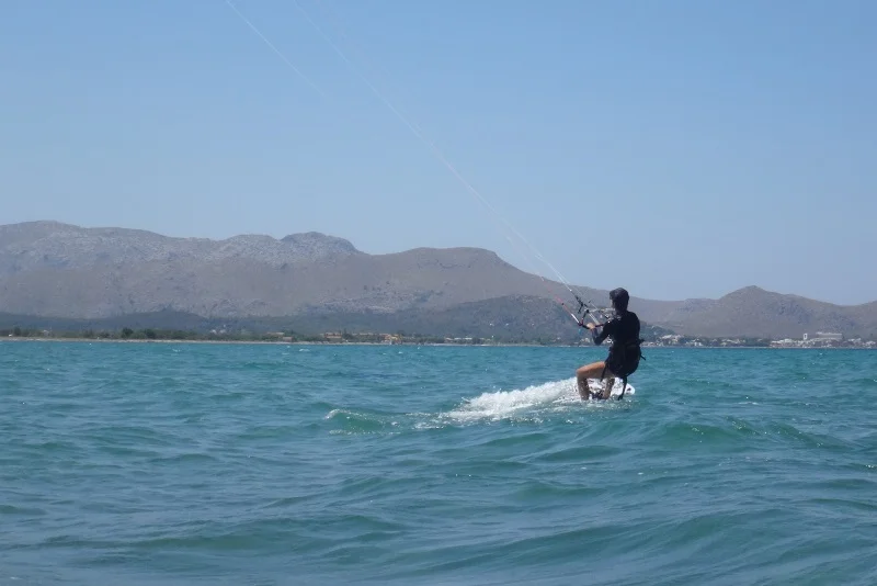 19 tomar kitesurfing lessons en Mallorca viento en Mallorca curso de kite en Palma Alcudia y Pollensa clases Maria en 2 dias