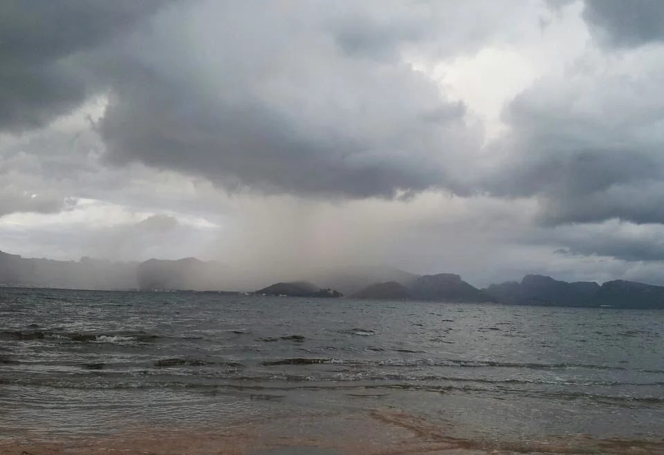 3 Mallorca kitekurse regnet über die Bucht Pollenca kitesurfschule im sommer