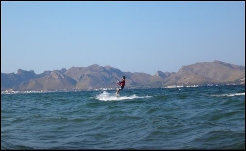 3 Pollensa im Hintergrund mallorca kitesurf kiteschule stehrevier