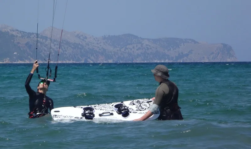 3 clases de kitesurf en Mallorca listas para probar waterstart Junio