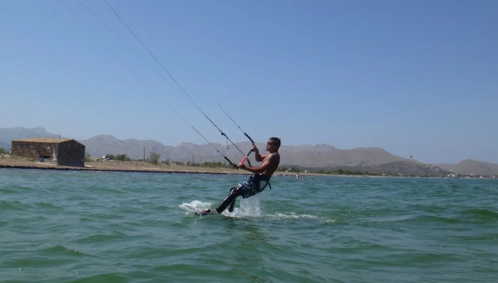 4 and ... there I go kitesurfing in mallorca
