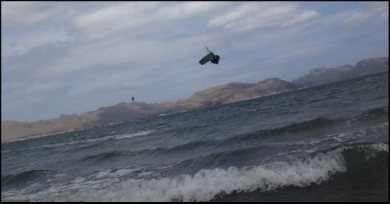 4 in der Luft Mallorca Kitesurfen NE Wind