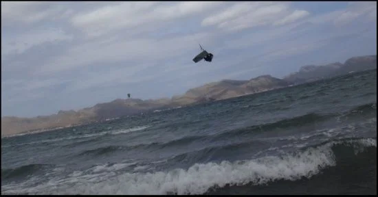 4 in der Luft Mallorca Kitesurfen NE Wind