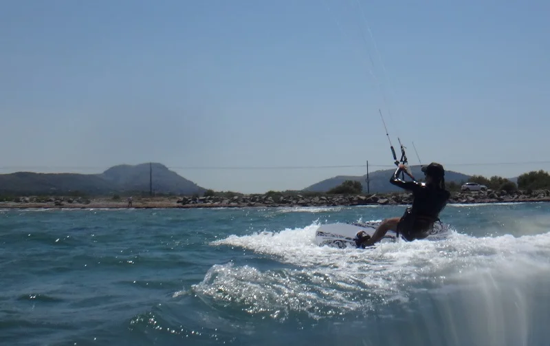 4 clases de kitesurf en Mallorca y allí vamos waterstart en el primer intento