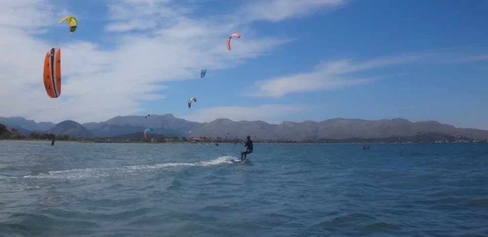 6 kitesurfing course palma de Mallorca Coralie rides on the wind