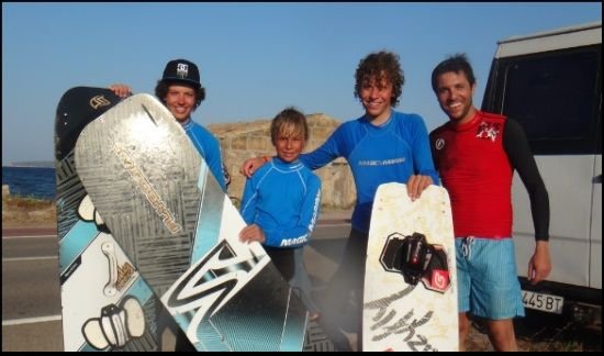 7 die glückliche Kiten Gruppe von Studenten Mallorca Sommer Kitekurs