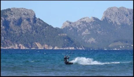 7 kitesurfen mallorca Es Barcares mit nordost wind auf Pollensa Bucht
