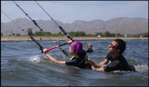 8 clases de kitesurf para niños en Alcudia Mallorca