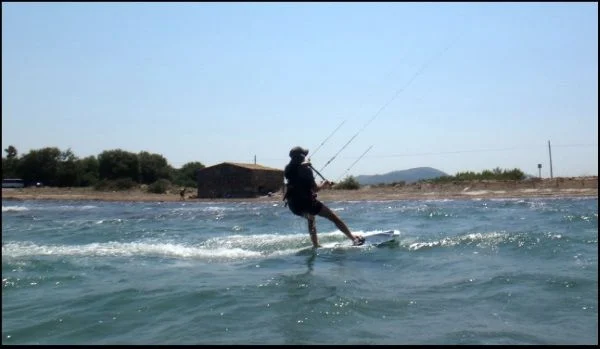 Christia Mallorca Kiteschool ist auf dem Kiteboard
