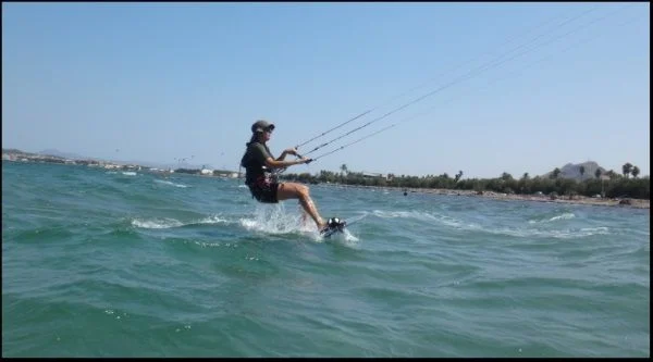 Christia Reiten in der Ferne mallorca kitesurfing Schule