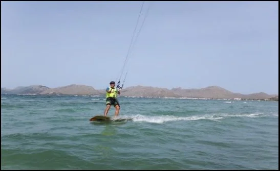 Eine Flysurfer Kite Foil, neben einem sehr leichten aber stark gebauten Kite