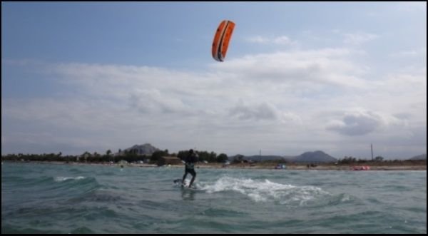 Kitesurfen und den Überblick behalten Mallorca kiteschule kitekurs in Mai anfänger 