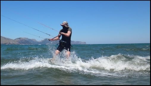 Patrick steht gleichzeitig auf dem Kiteboard