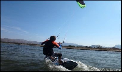 dann erkennt Vincent, dass ... es gibt genug Wind kitekurs anfänger kind auf Mallorca