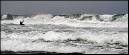 der Kite kann auf die Wellen fallen kiteschule mallorca Alcudia