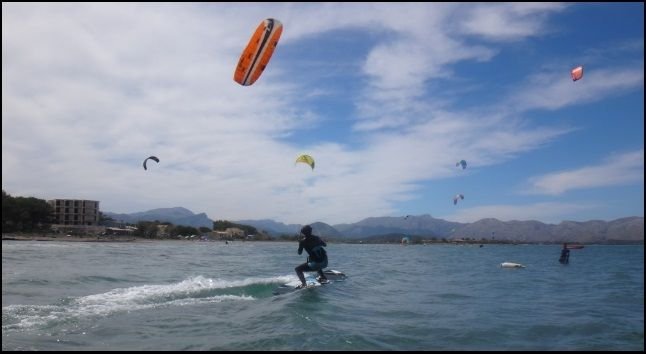 kite lessons wind in Mallorca Niels srtarting from 0 in 3 hours kitesurfing fluently