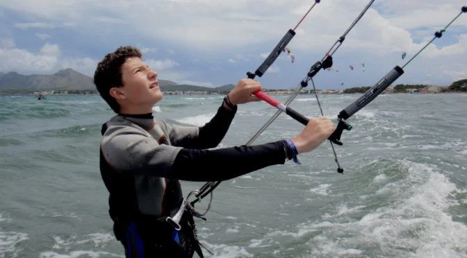 1 Kite-Unterricht mit einem Flysurfer-Kite-Trainer beginnt