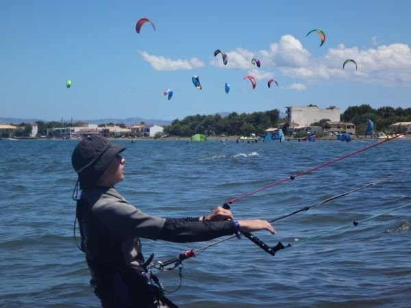 3 beste-kitesurfen-unterricht-auf-mallorca-Antoine-lernen-weit-von-kiten-massen