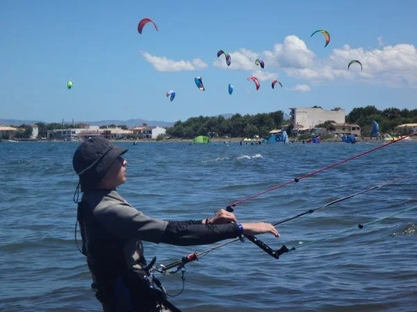 3 beste-kitesurfen-unterricht-auf-mallorca-Antoine-lernen-weit-von-kiten-massen