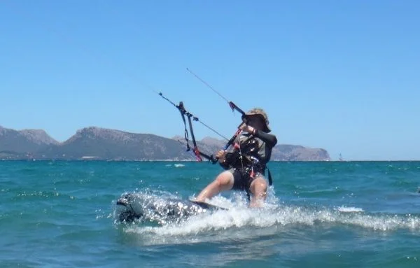 4 Antoine-ecole-de-kitesurf-a-Majorque-aver-Flysurfer-Peak-12-mts