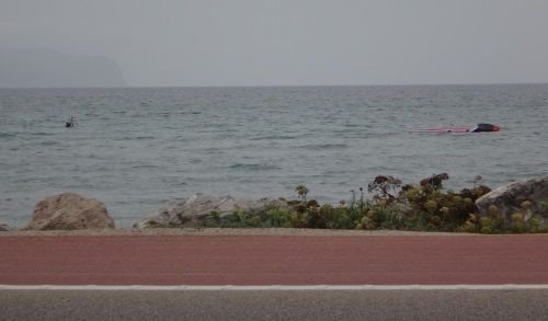 beim Kitesurfen auf nur 1 oder 2 Knoten, so dass nichts mehr vom Himmel fällt