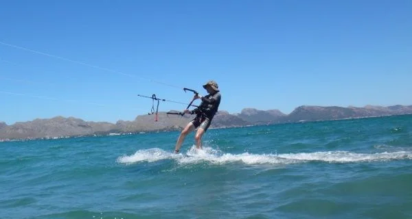 5 Kiten-auf-Mallorca-kitekurse-Antoine-junge-mann-auf-Luxembourg-kitemallorca-com