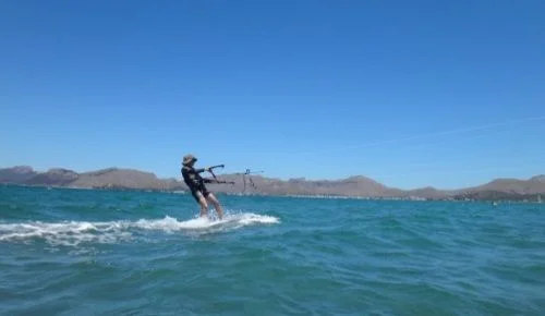 6 Mallorca-kitesurfen-kitekurse-mit-Antoine wind-auf-Pollensa-Juli